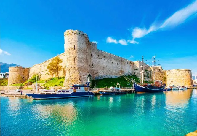 Girne kalesi denizden görüntüsü